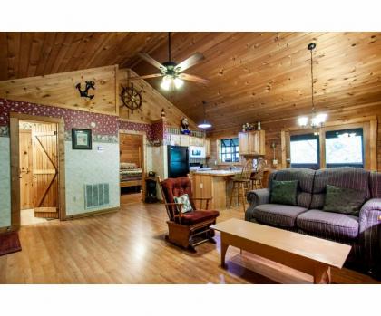 Romantic Mountain Shanty with Hot Tub and Fireplace - image 4