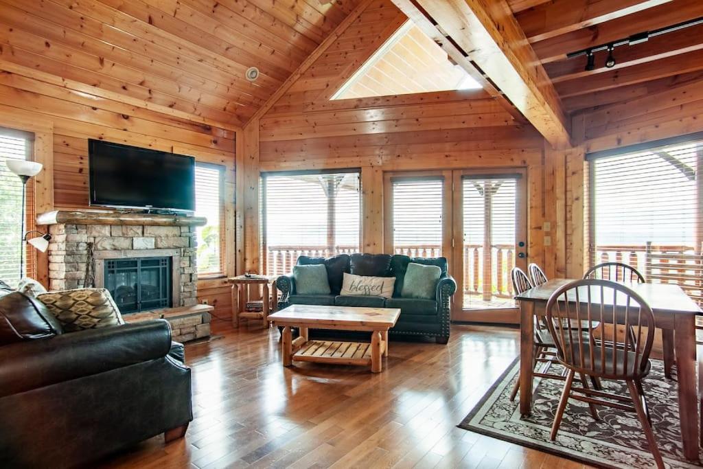 Above It All with Mountain Views Hot Tub and Theater Room - image 5