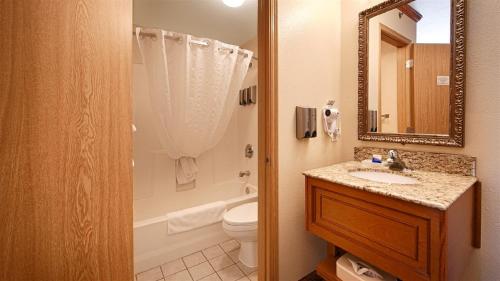 Best Western Plus Edgewater Hotel - image 3