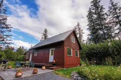 Secluded Seward Home Patio 2 Mi to Kenai Fjords!