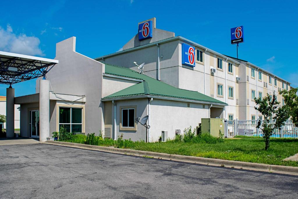 Motel 6-Seymour IN - North - main image