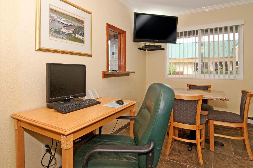 Valley Inn Shakopee - image 7