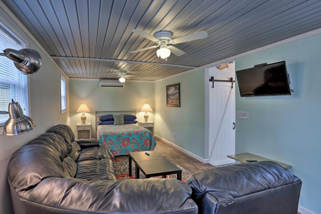 Studio with Outdoor Shower 6 Mi to Ocean Isle Beach! - main image