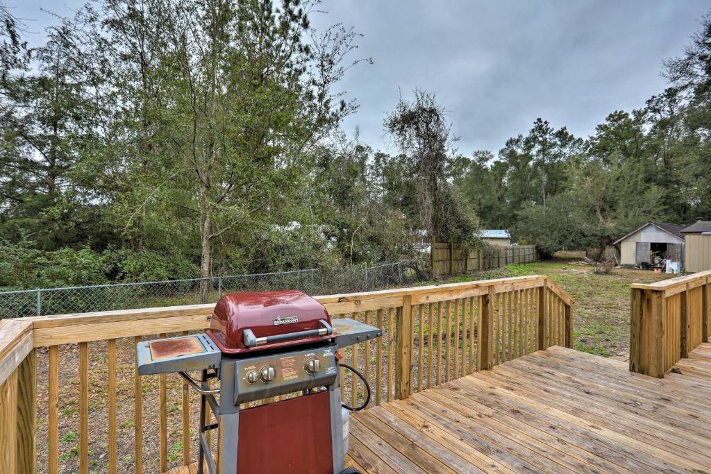 Studio with Outdoor Shower 6 Mi to Ocean Isle Beach! - image 2