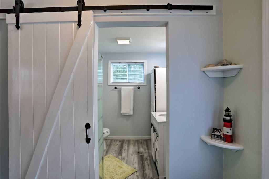 Studio with Outdoor Shower 6 Mi to Ocean Isle Beach! - image 4