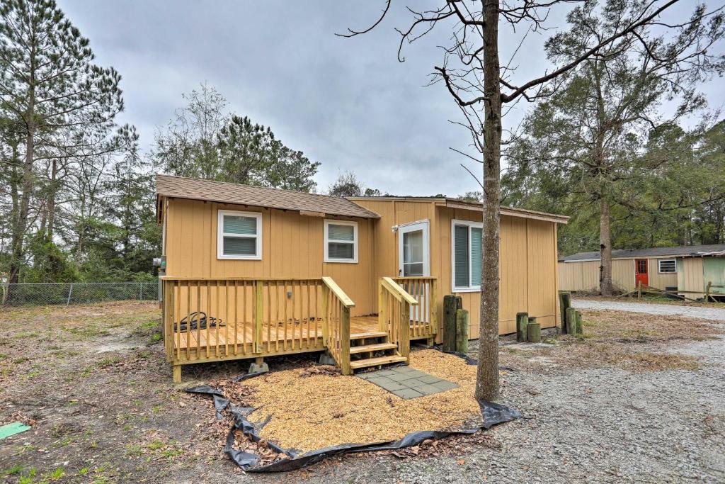 Studio with Outdoor Shower 6 Mi to Ocean Isle Beach! - image 7