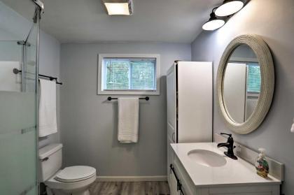 Studio with Outdoor Shower 6 Mi to Ocean Isle Beach! - image 9