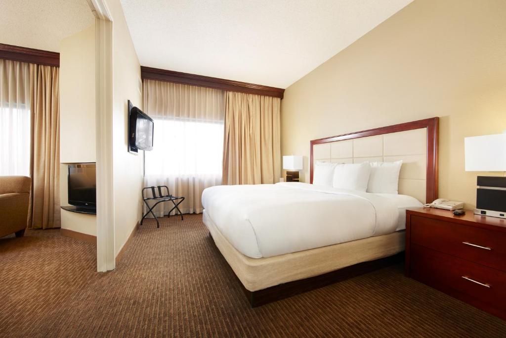 DoubleTree Suites by Hilton Cincinnati – Blue Ash - image 7