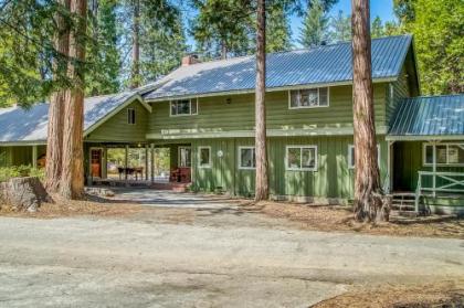 5 Bed 3 Bath Vacation home in Shaver Lake