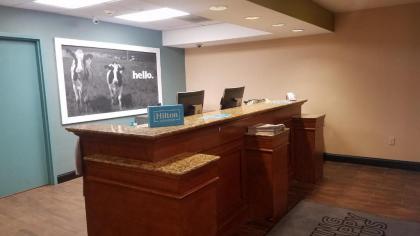 Hampton Inn & Suites Kansas City-Merriam - image 2