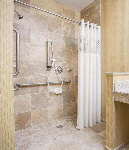 Hampton Inn Shawnee - image 9