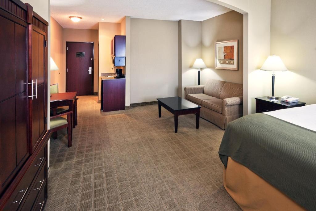 Holiday Inn Express Hotel & Suites Shawnee I-40 an IHG Hotel - image 2