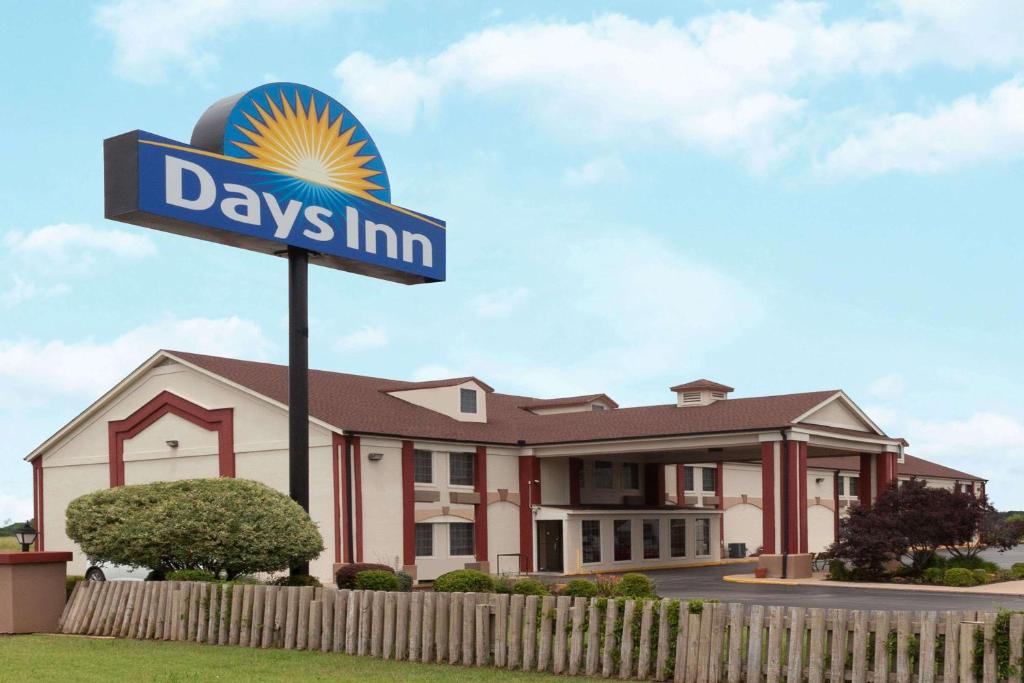 Days Inn by Wyndham Shawnee - main image