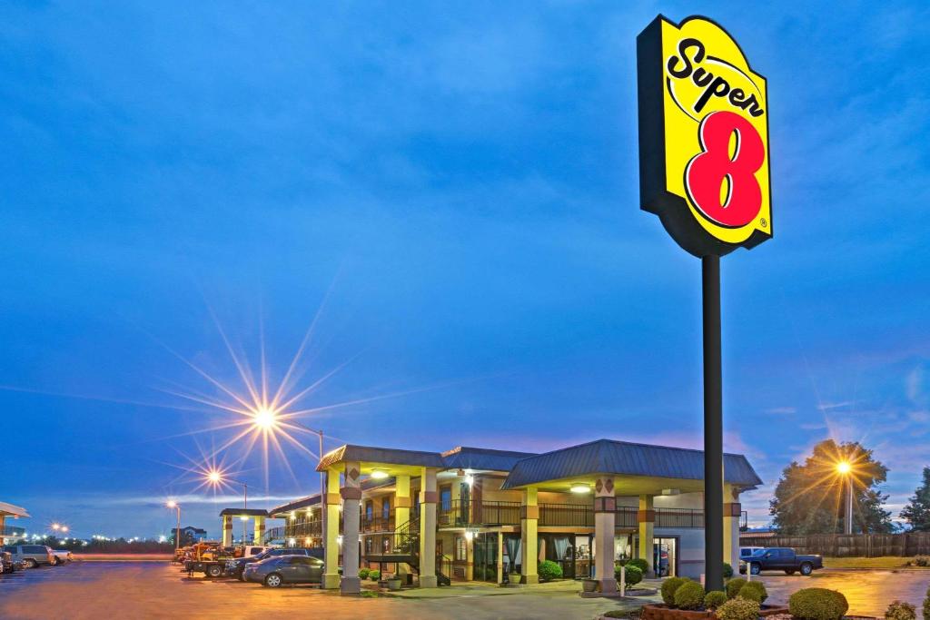 Super 8 by Wyndham Shawnee - main image