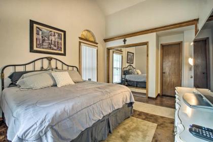 Stylish Condo Less Than 10 Mi to Downtown Kansas City - image 11