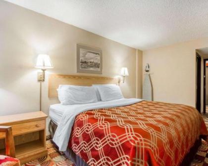 Econo Lodge Sheboygan - image 2