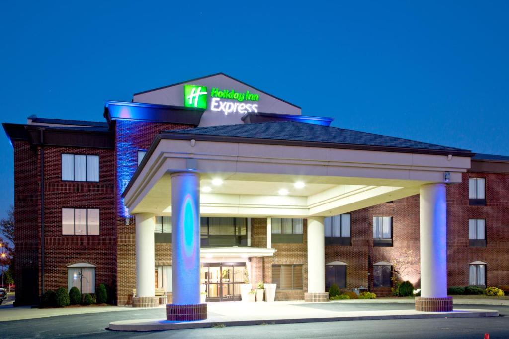 Holiday Inn Express & Suites Shelbyville an IHG Hotel - main image