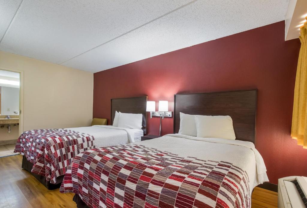 Red Roof Inn Shelbyville - image 7