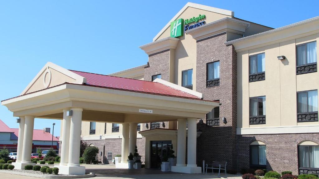 Holiday Inn Express Hotel & Suites Shelbyville an IHG Hotel - image 4