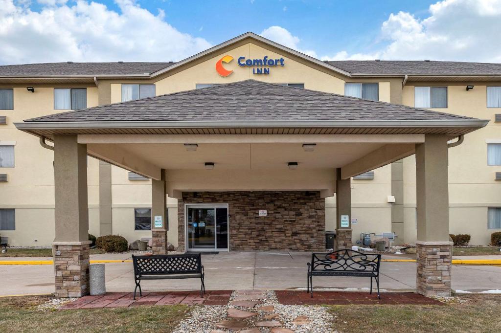 Comfort Inn Shelbyville North - main image