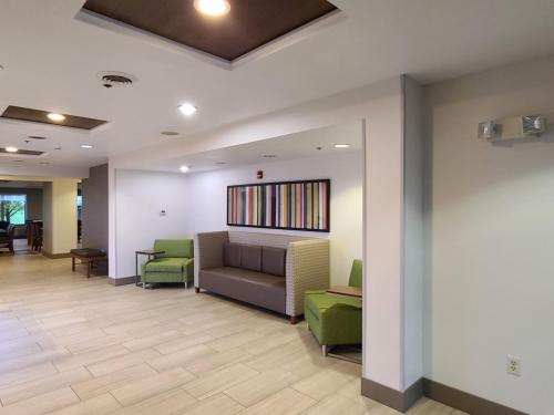 Holiday Inn Express Hotel & Suites Sheldon an IHG Hotel - image 7