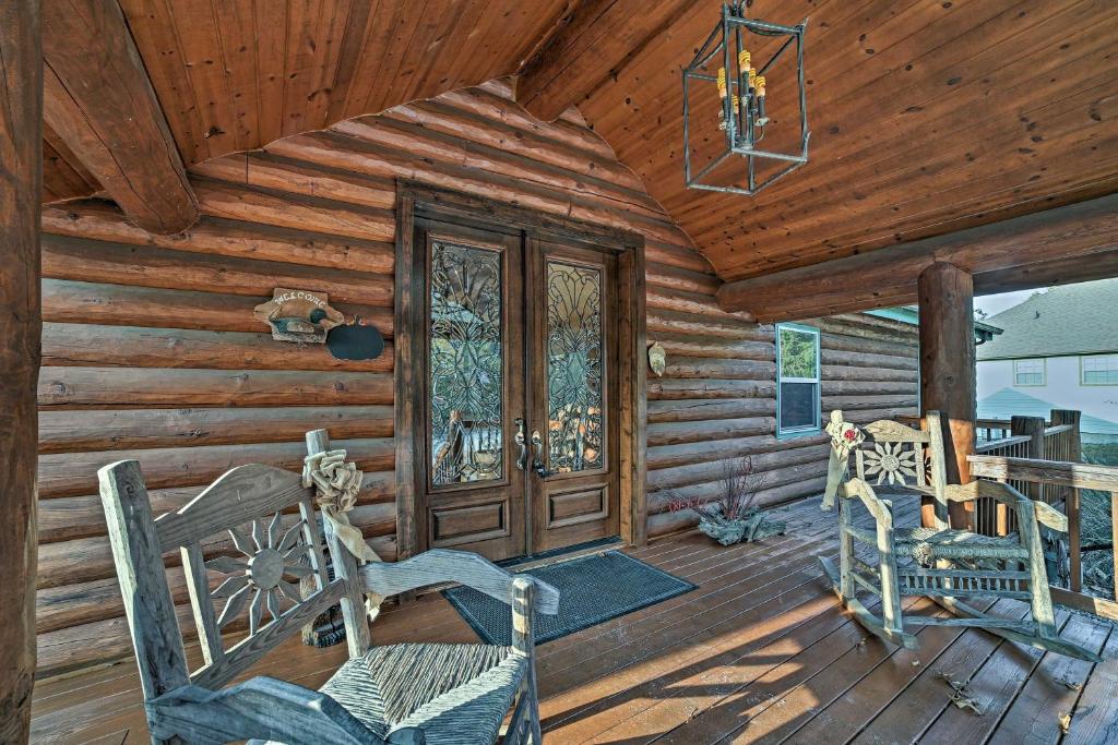 Huge Log Cabin with Deck - 5 Mins to Table Rock Lake! - image 7