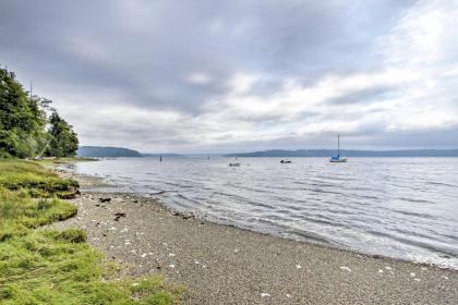 Relaxing Getaway On A Private Beach in Shelton! - image 15