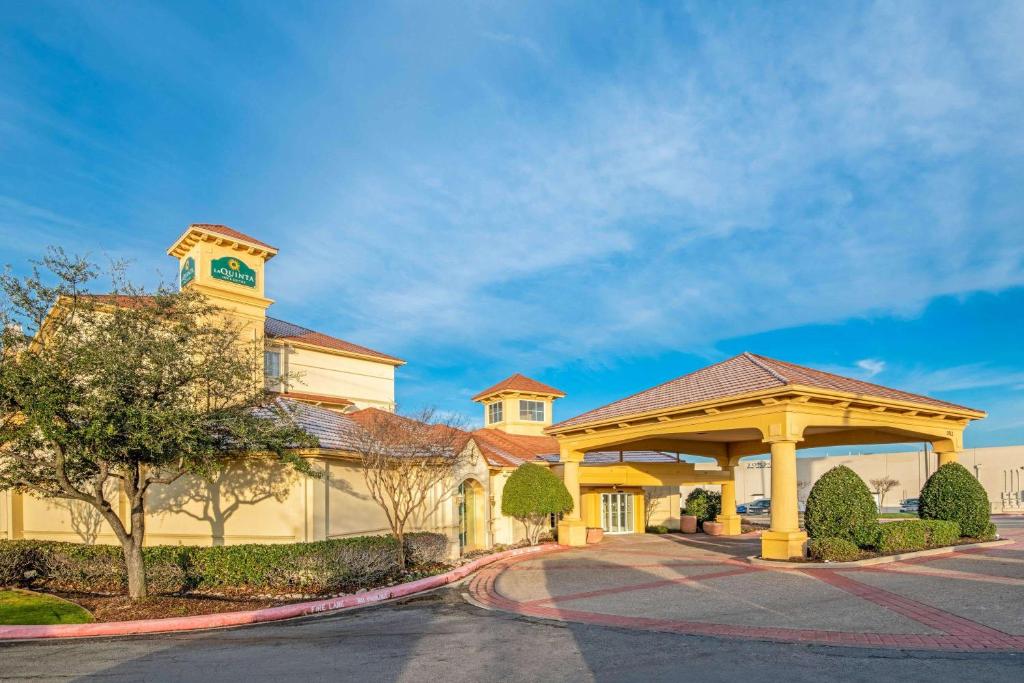 La Quinta by Wyndham Sherman - main image