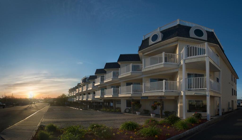 Drifting Sands Oceanfront Hotel - image 2