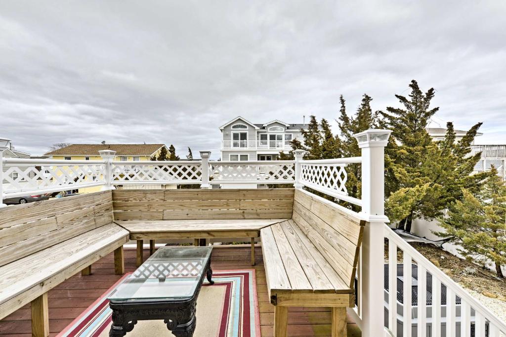 Charming Ship Bottom Home - Walk to the Beach! - image 3