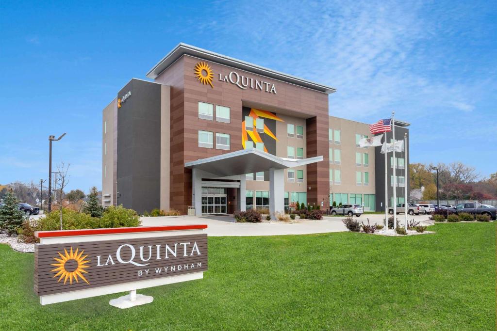 La Quinta Inn & Suites by Wyndham Shorewood - main image