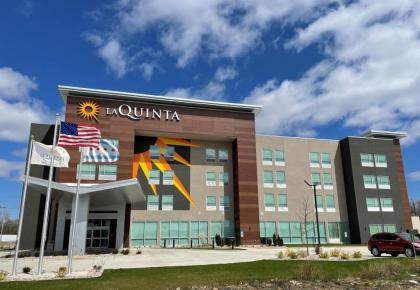 La Quinta Inn & Suites by Wyndham Shorewood - image 10