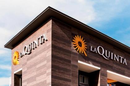 La Quinta Inn & Suites by Wyndham Shorewood - image 2