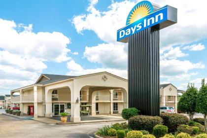 Days Inn by Wyndham Shorter - image 1