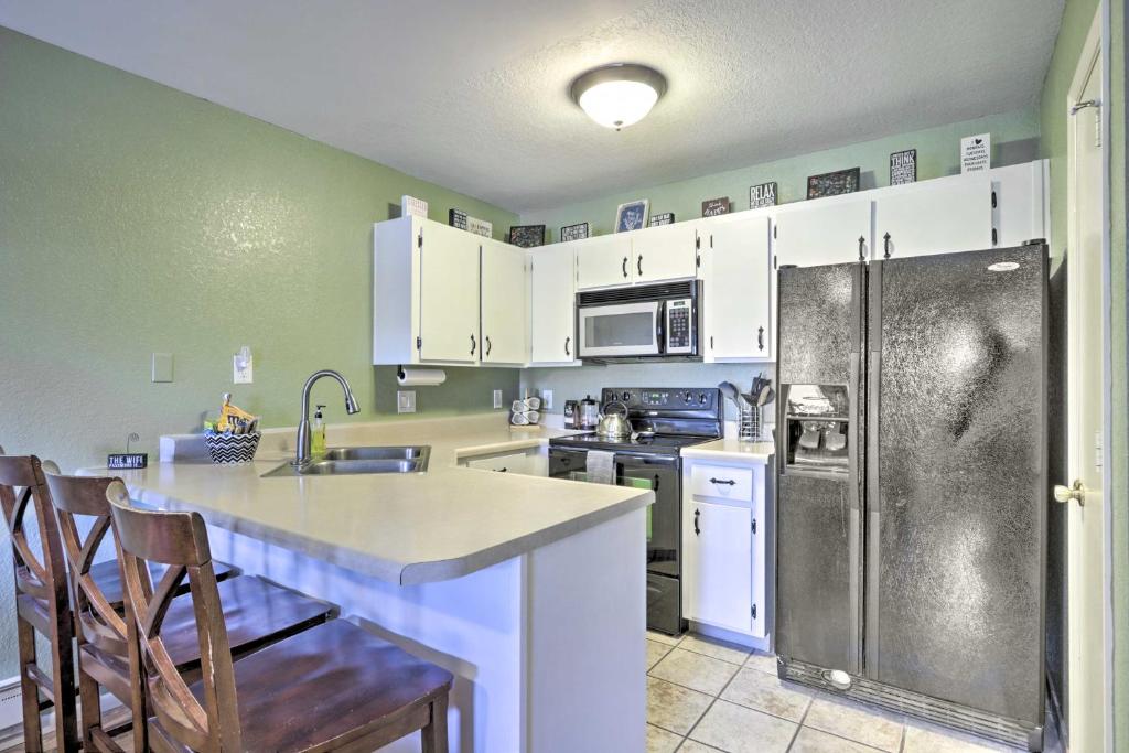 Quaint Condo with Porch by Hiking Trails and Dtwn - image 3