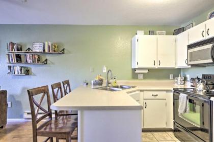 Quaint Condo with Porch by Hiking Trails and Dtwn - image 6