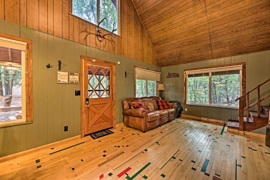 Show Low Cabin with Deck Near Lake and Trailheads - image 3