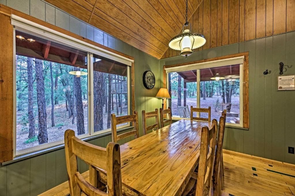 Show Low Cabin with Deck Near Lake and Trailheads - image 4