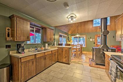 Show Low Cabin with Deck Near Lake and Trailheads - image 8