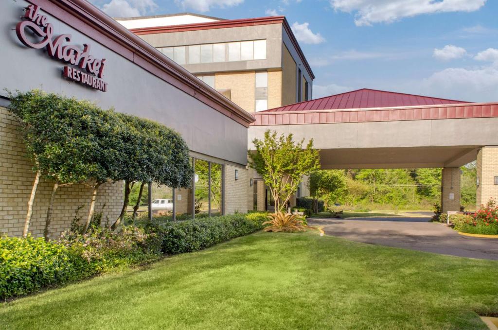 Ramada by Wyndham Shreveport Airport - main image