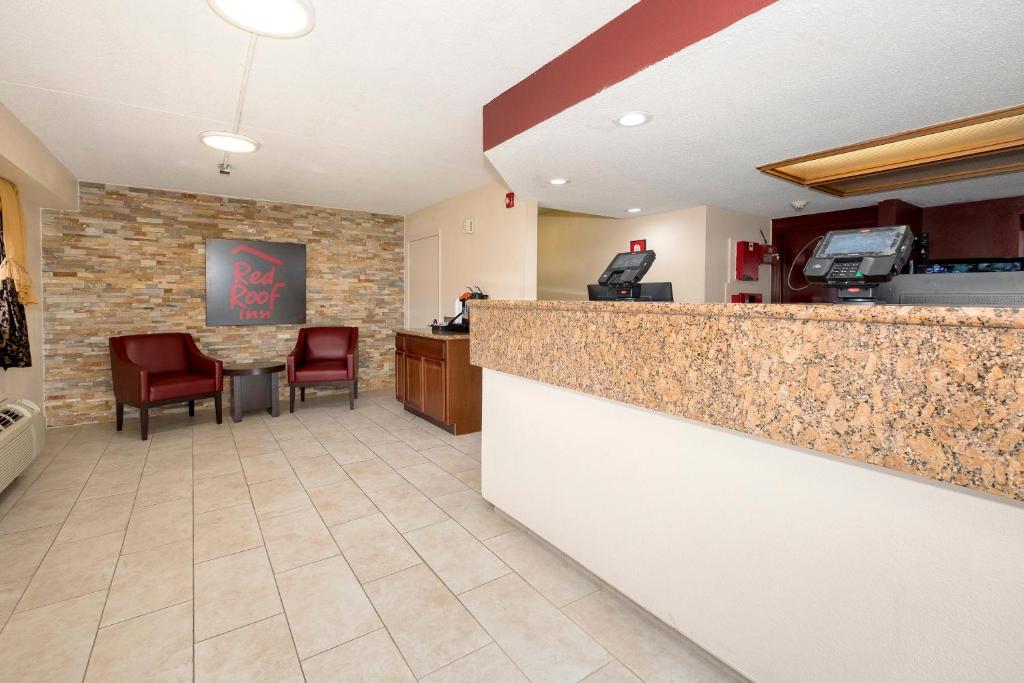 Red Roof Inn Shreveport - image 3