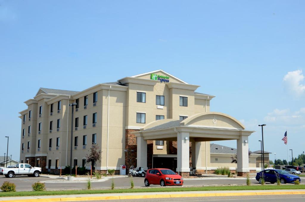 Holiday Inn Express & Suites Sidney an IHG Hotel - main image