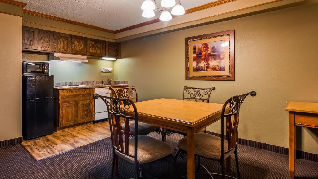 Best Western Plus Sidney Lodge - image 3