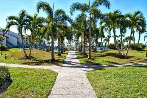 Siesta Dunes Beach 201 Completely Renovated 2 Bedrooms Sleeps 6 Spa Large Heated Pool WiFi - main image