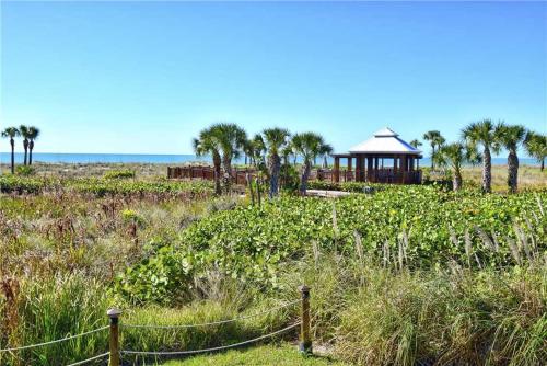 Siesta Dunes Beach 201 Completely Renovated 2 Bedrooms Sleeps 6 Spa Large Heated Pool WiFi - image 2