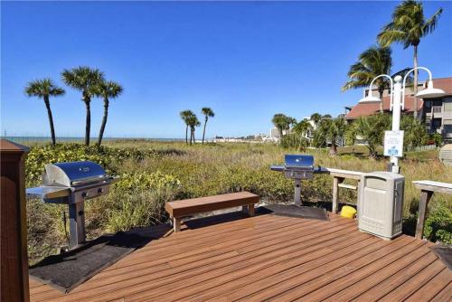 Siesta Dunes Beach 201 Completely Renovated 2 Bedrooms Sleeps 6 Spa Large Heated Pool WiFi - image 3