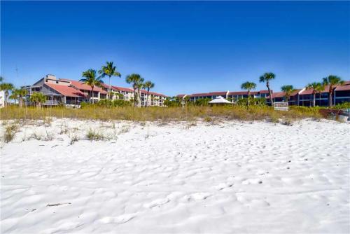 Siesta Dunes Beach 201 Completely Renovated 2 Bedrooms Sleeps 6 Spa Large Heated Pool WiFi - image 4