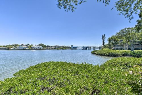 Siesta Key Condo with Balcony - Walk to Beach and Bay - image 2