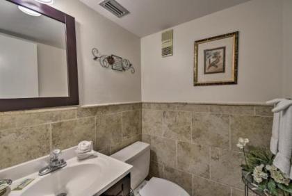 Siesta Key Condo with Balcony - Walk to Beach and Bay - image 3