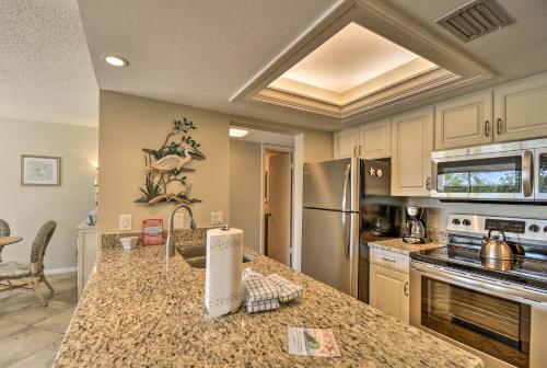 Siesta Key Condo with Balcony - Walk to Beach and Bay - image 5